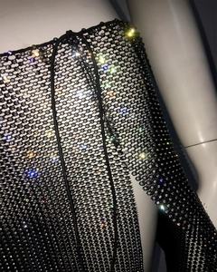Detail eines schwarzen Netz-Minirocks mit funkelnden Strasssteinen und feinem Gewebe