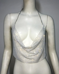 Détail du haut dos nu en maille argentée avec des strass étincelants et un col bénitier chic