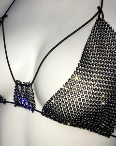 Détail du haut dos nu en résille noire avec strass brillants sur les bonnets triangles