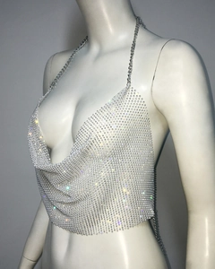 Détail du haut dos nu argenté orné de strass brillants avec un décolleté plongeant en V