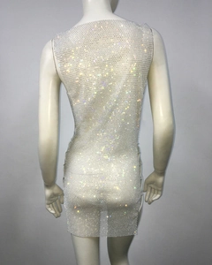 Détail d'une robe en résille à strass argentés avec fente et dos nu sexy