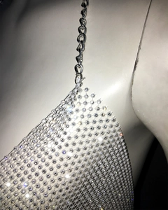 Détail du haut en maille strass scintillante avec bretelles en chaîne argentée