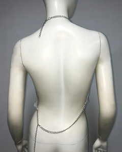 Détail du haut dos nu en maille strass argentée avec chaînes et cristaux brillants