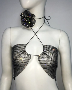 Gros plan sur un haut en résille noir avec strass et accessoire de cou floral 3D assorti