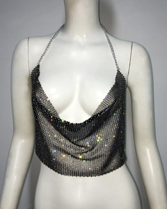 Détail macro du haut licou en maille noire orné de strass multicolores scintillants