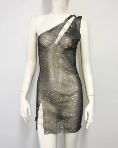 Détail de la robe en maille strassée avec épaule asymétrique et ornements d'épingles à nourrice