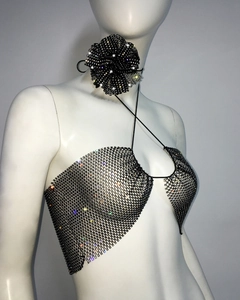 Détail du haut dos nu en strass noirs et ras-du-cou camélia assorti sur mannequin