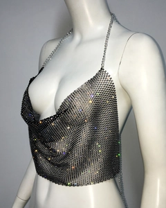 Détail d'un crop top en maille strassée avec chaîne licou et design dos nu sexy
