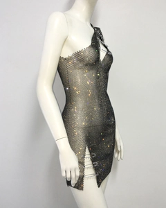 Détail d'une mini robe en résille noire avec strass colorés et fermoirs argentés