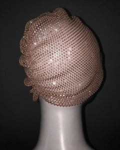 Detailansicht eines luxuriösen strassbesetzten Turbans in Nude-Rosa für Abendpartys