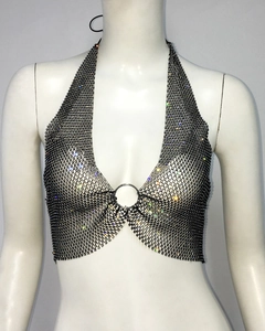 Détail du haut dos nu en maille métallique noire avec strass et anneau central