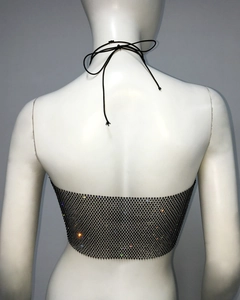 Détail du haut dos nu en résille à strass noirs montrant le mesh et les cristaux brillants