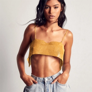 Gros plan détaillé du crop top doré en maille de sequins avec fines bretelles et ourlet triangle