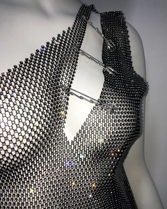 Détail de la robe en maille noire avec strass et épingles à nourrice argentées