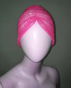 Makroaufnahme von leuchtend rosa Strass-Netz-Turban mit funkelnden Kristallen für Partys