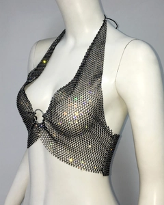 Détail du haut dos nu noir en maille strassée avec boucle métallique et coupe ajourée