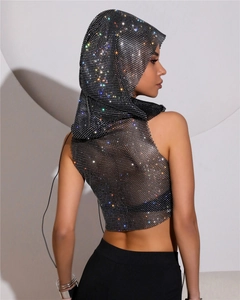 Dettaglio macro del sexy gilet con cappuccio in rete di strass e cristalli luminosi