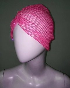Detail der neonpinken elastischen Netzmütze mit schimmernden weißen Strasssteinen am Model
