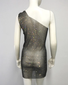 Détail d'une robe filet noire à une épaule ornée de strass colorés scintillants