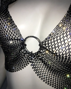 Détail du haut dos nu en résille noire avec des strass scintillants et un anneau métal