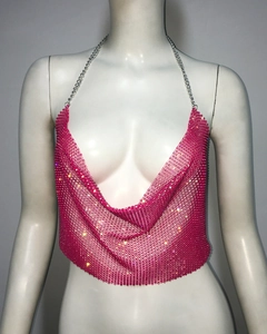 Détail du tissu à paillettes roses scintillantes avec bretelles en chaîne argentée