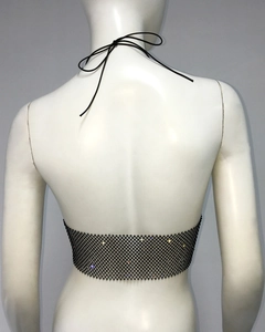 Détail du haut dos nu en résille noire orné de strass brillants et dos ouvert