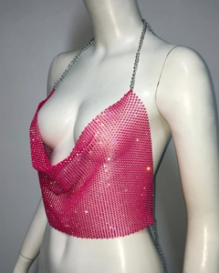Détail du haut court en résille à strass roses avec une chaîne de cou argentée