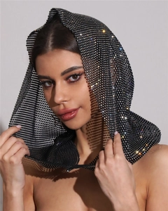 Gros plan sur un foulard en résille noire orné de strass argentés et colorés étincelants