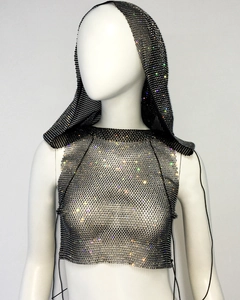 Dettaglio del top a rete nero con cappuccio, strass colorati e lacci elastici regolabili