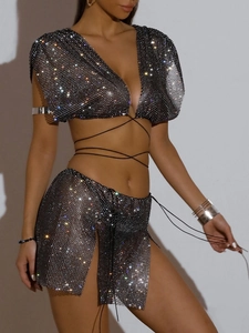 Funkelndes Strass-Netz-Set aus bauchfreiem Neckholder-Top und Minirock mit seitlicher Schnürung
