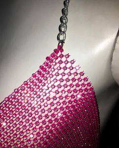 Détail du débardeur résille rose avec strass brillants et bretelles en chaîne métallique argent