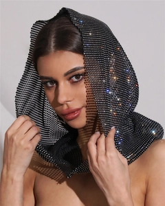 Gros plan sur la coiffe en résille noire ornée de strass brillants et design drapé