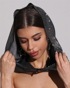 Détail de la cagoule en résille avec strass brillants et accessoire de tête élastique