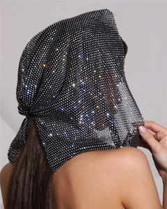 Détail de strass étincelants sur un foulard en maille noire pour femmes élégantes