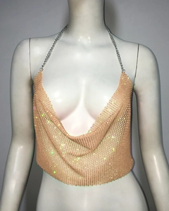 Détail de la chaîne argentée et du tissu en maille de strass scintillant du haut