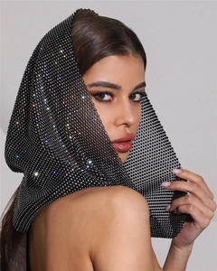 Détail d'un foulard en résille noire avec des strass brillants porté par un mannequin