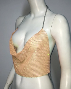 Détail d'un top licou en strass orange-rose avec grille haute densité et chaîne en métal