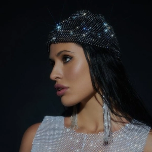 Glitzernde Beanie-Mütze mit Strasssteinen und passenden Fransenohrringen für Partys
