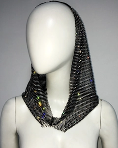 Détail d'un turban en résille noire orné de strass scintillants et de cristaux réfléchissants