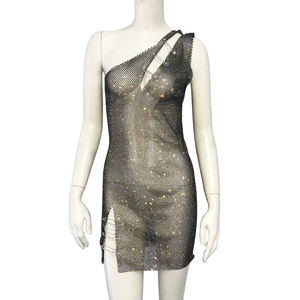 Robe de soirée en résille strassée avec épaule dénudée et détails d'épingles dorées