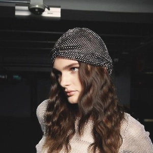 Glitzernder Strass Turban für Damen mit elegantem Vorderknoten in Schwarz und Silber