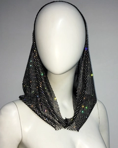 Détail de la capuche en résille noire ornée de strass brillants pour tenue de soirée