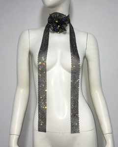 Détail d'un choker en résille noire avec strass brillants et fleur 3D élégante