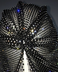 Gros plan de strass scintillants sur tissu résille noir montrant la texture détaillée