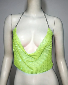 Détail du haut court en maille de paillettes vert fluo avec bretelles en chaîne