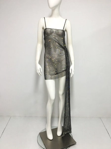 Détail de la robe résille avec strass scintillants et texture de maille fine