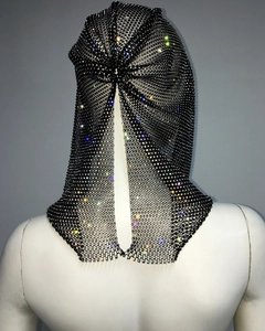 Détail de la capuche en résille noire avec des strass multicolores étincelants