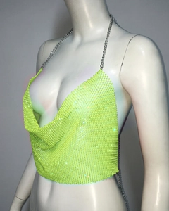 Détail du haut court en maille de strass vert fluo avec chaînes en métal argenté