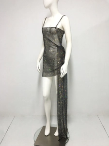Détail de la robe résille noire avec strass et ourlet à franges asymétrique élégant