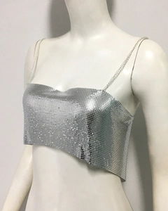 Détail du tissu en maille métallique argentée et des fines bretelles de ce haut court